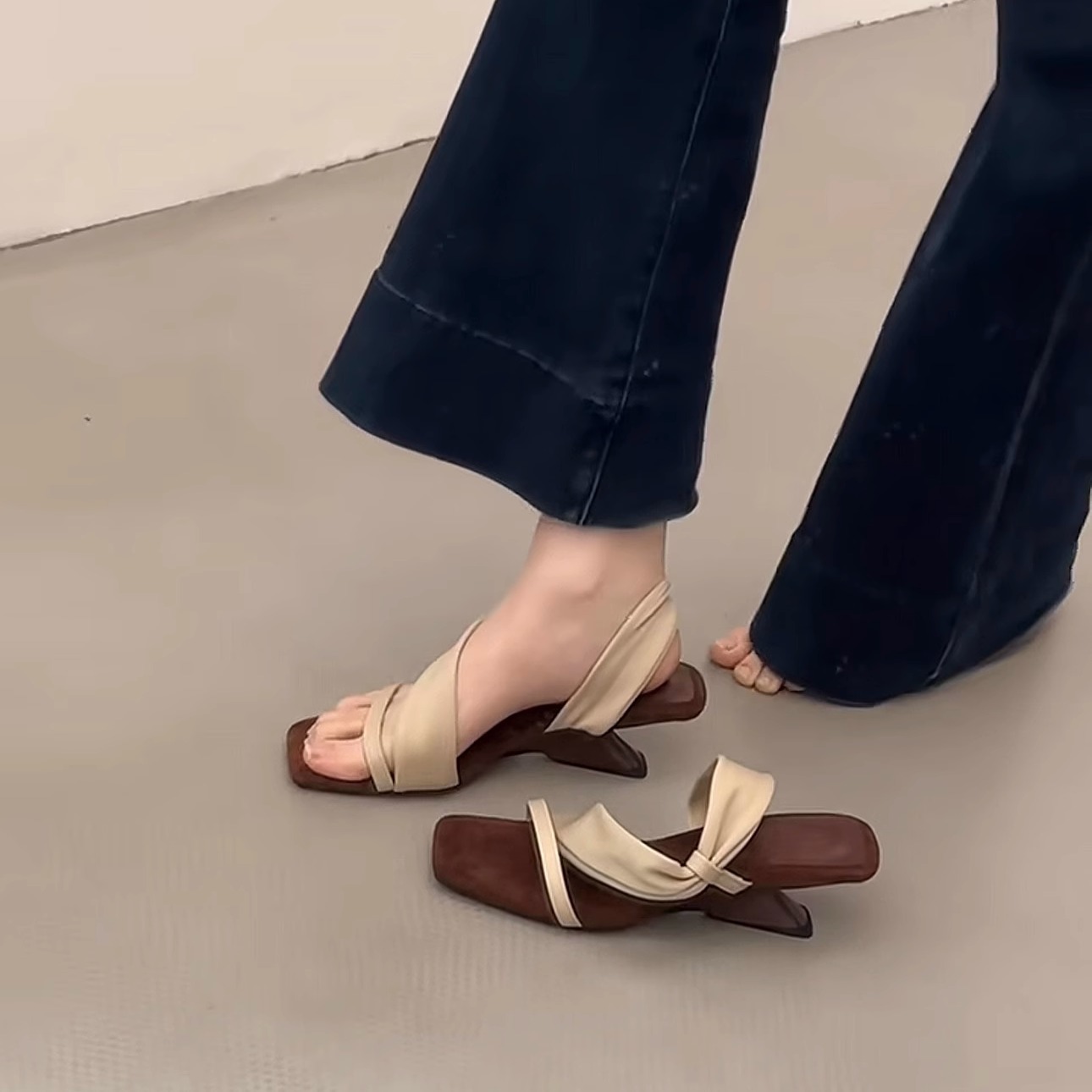 Color blocking retro spicy girl style! Square head suede one-piece with sloping heel slippers for women in summer, Korean version with exposed toes and high heels sandals