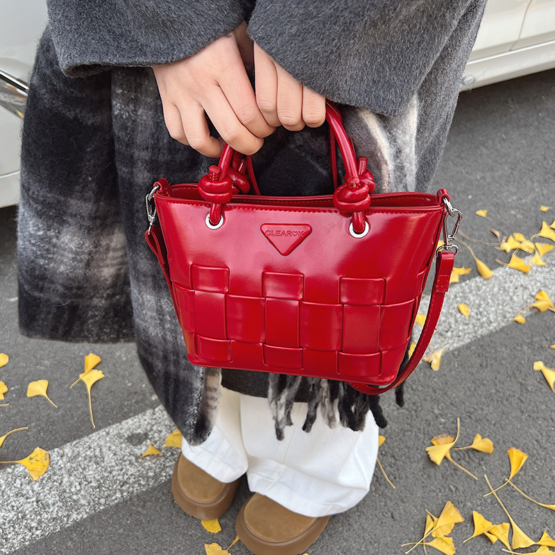 Autumn and winter vintage hand-held bucket bag, high-end women's bag, ins design sense, woven vegetable basket, crossbody bag, fashionable bag