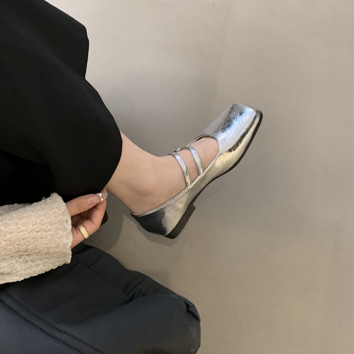French evening style silver single shoe women's flat bottom 2023 autumn new style temperament fairy commuting square head shallow mouth Mary Jane