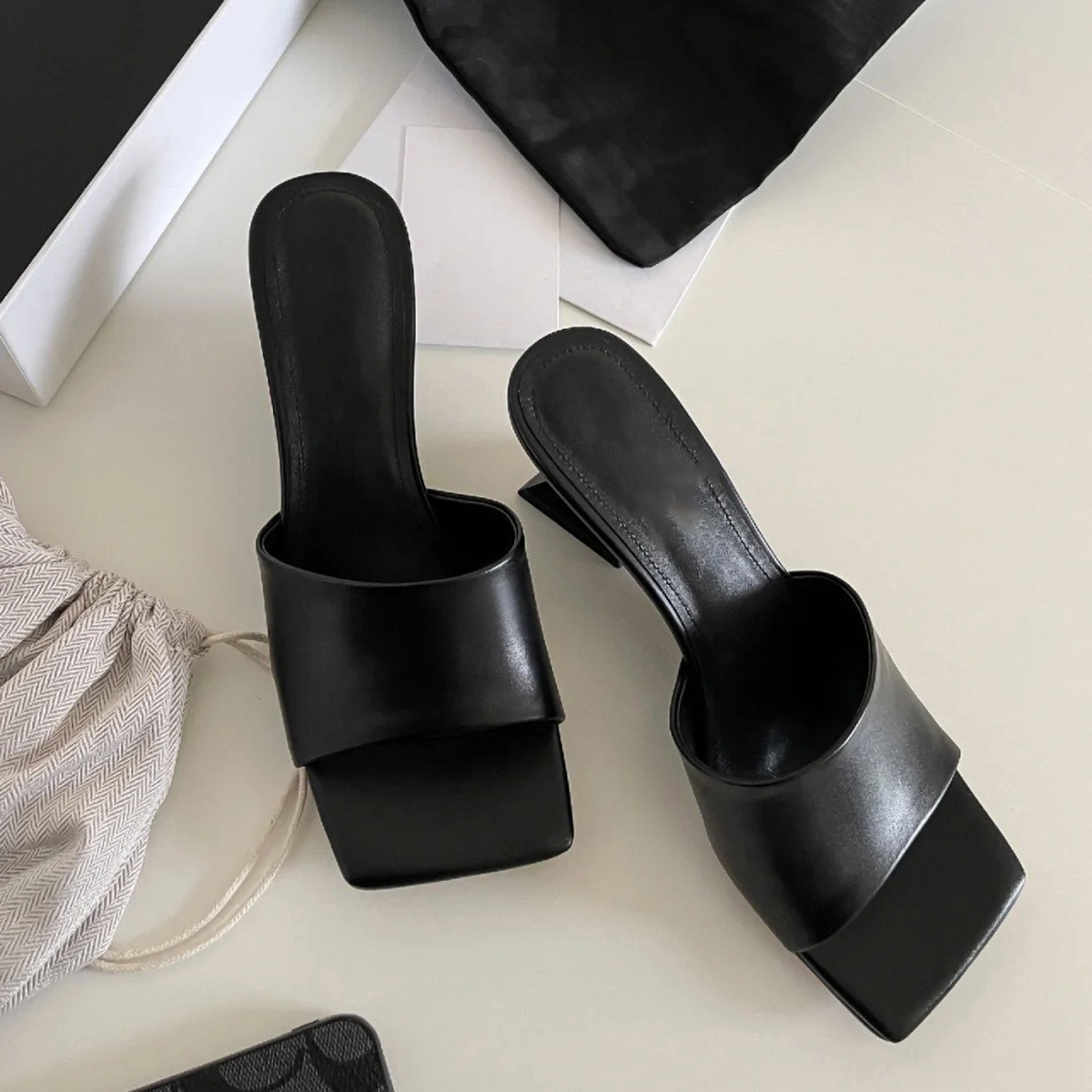 Square toed alien heel one-piece slippers for women with exposed toes exude a sense of luxury, while M ü ller shoes exude a high-heeled and cool vibe
