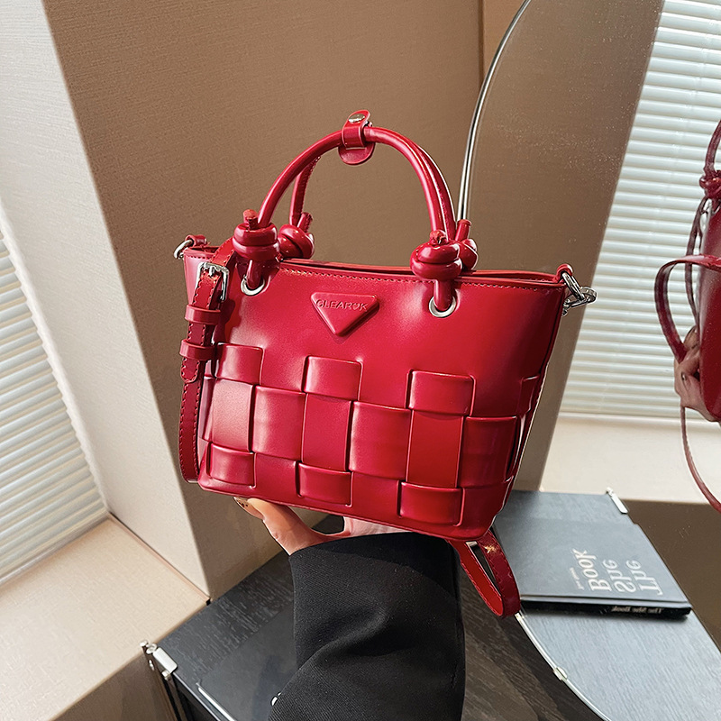 Autumn and winter vintage hand-held bucket bag, high-end women's bag, ins design sense, woven vegetable basket, crossbody bag, fashionable bag