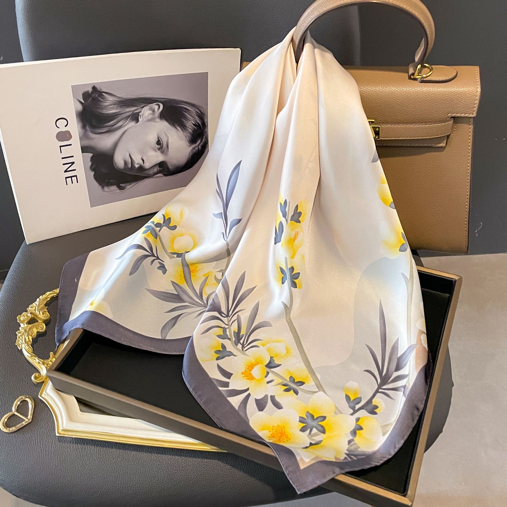 Spring and summer printed small square scarves, Korean version, simulated silk, high-end hair accessories, fashionable decorations, retro scarves wholesale