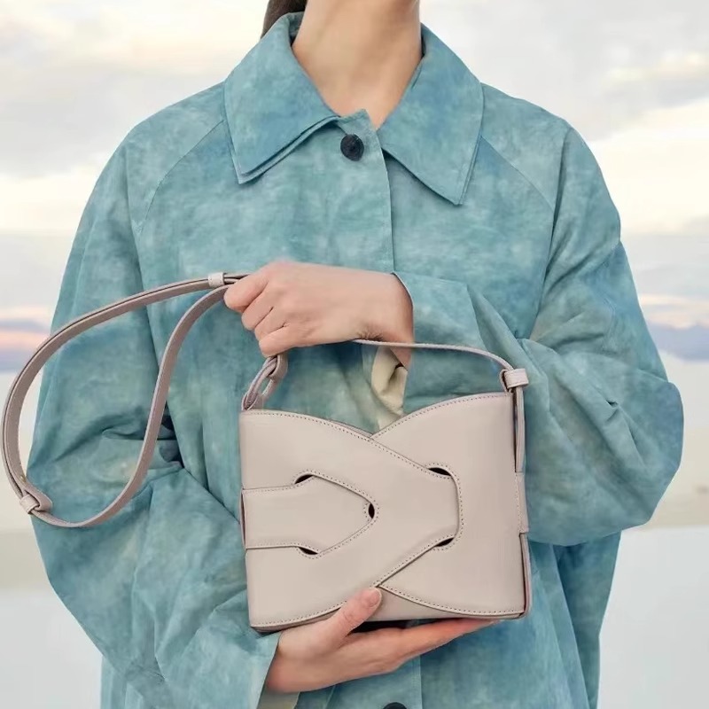 Design sense: niche woven armpit bag for women 2025 new style, summer high-end sense, light luxury, single shoulder crossbody geometric bag for women