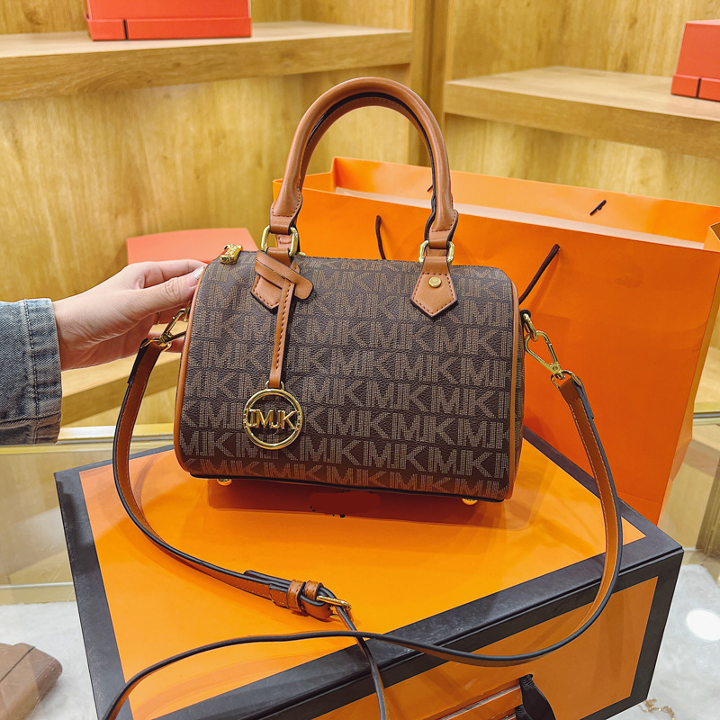 Cross border hot selling foreign trade women's bag 2025 new fashionable letter printed single shoulder handbag casual versatile pillow bag