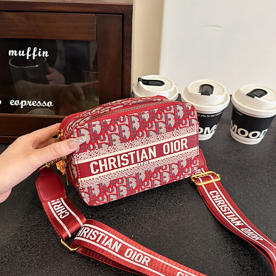 Advanced texture camera bag for women's 2025 autumn and winter new style wide shoulder strap fashionable small square bag embroidered western-style diagonal cross bag
