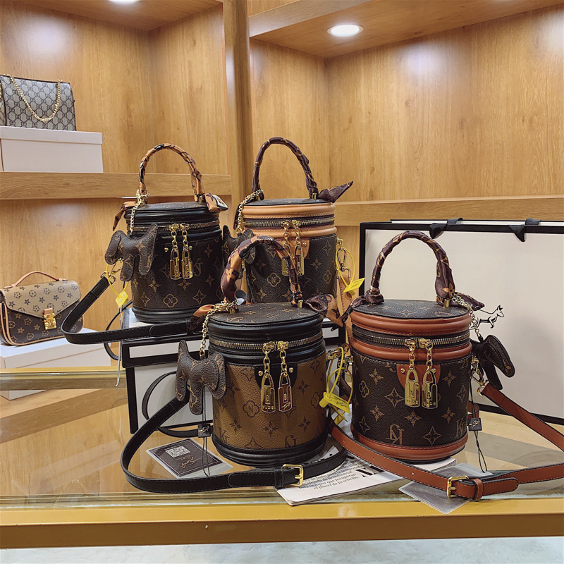 High end bucket bag 2025 new cylindrical crossbody bag with niche design, popular high-end and stylish handheld bucket bag