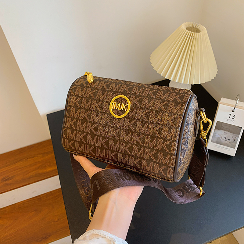 This year's popular bags for women are the 2025 new European and American fashionable printed women's bags, high-end broadband single shoulder crossbody bags