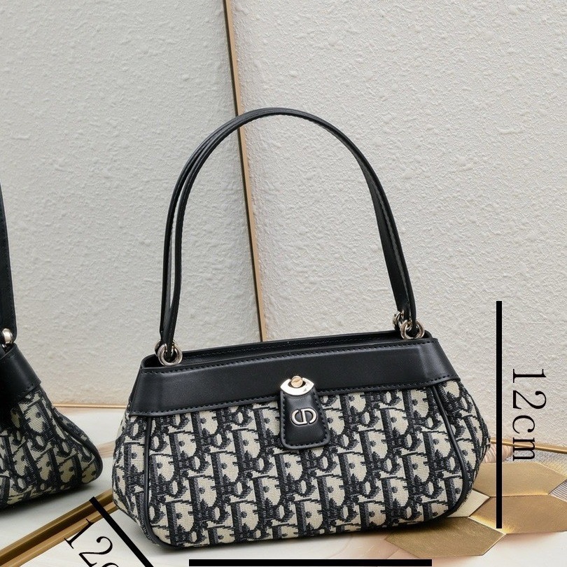 Classic cowhide armpit bag, one shoulder crossbody handbag, versatile bag, CD buckle luxury accessory brand 2024 new item