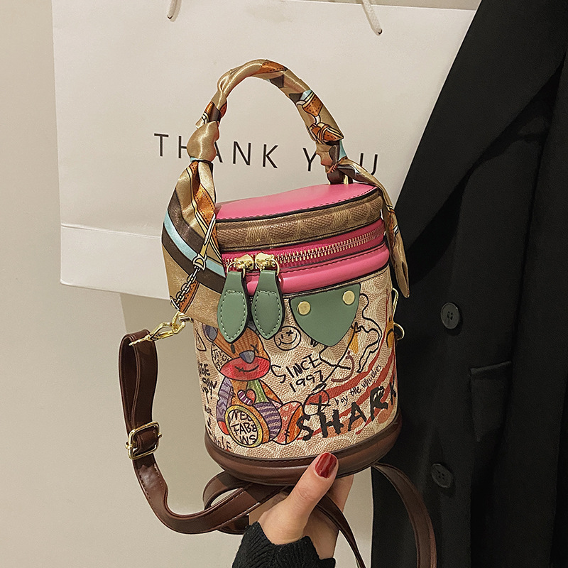 Little bear graffiti bucket bag 2025 new cylindrical bag niche design handbag shoulder crossbody women's bag small bag