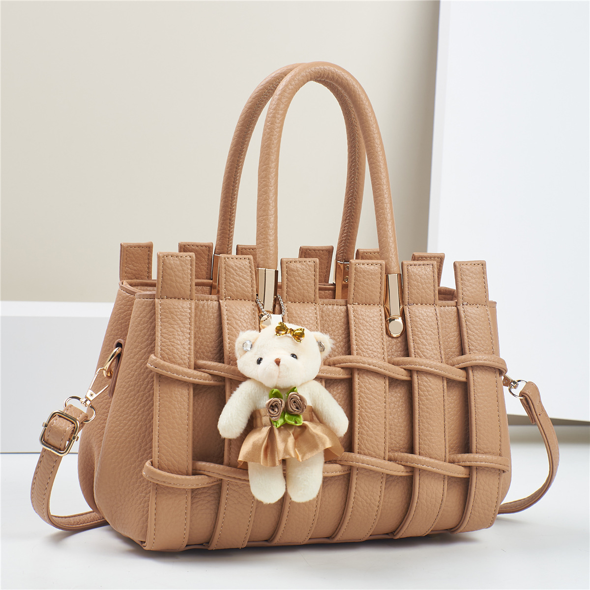 2025 New Large Capacity Scratch resistant Women's Bag Fashion Hand woven Handbag Shoulder Bag 2025 New Large Capacity Scratch resistant Women's Bag Fashion Hand woven Handbag Shoulder Bag