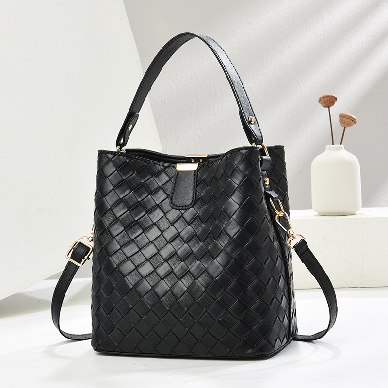 Korean style trendy woven bag, casual and versatile portable bucket bag, 2025 new retro large capacity single shoulder crossbody bag