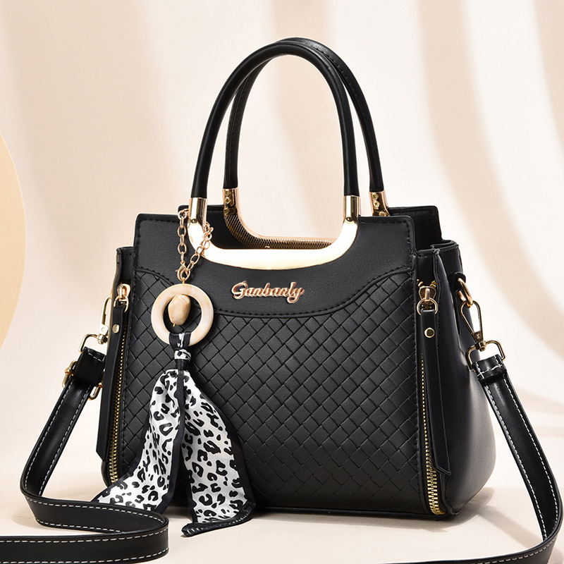 Women's handbag 2025 new trendy autumn and winter style women's handbag simple, fashionable, atmospheric texture single shoulder crossbody bag