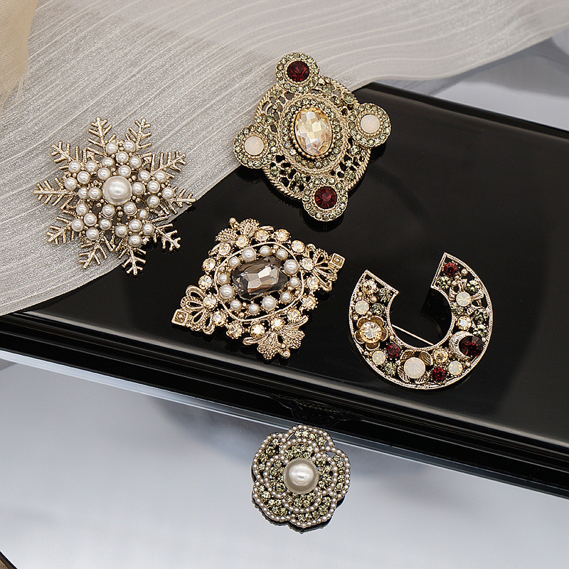 British retro Baroque palace brooch, medieval men's and women's suit, micro inlaid with diamonds, pearl flower brooch, coat accessories