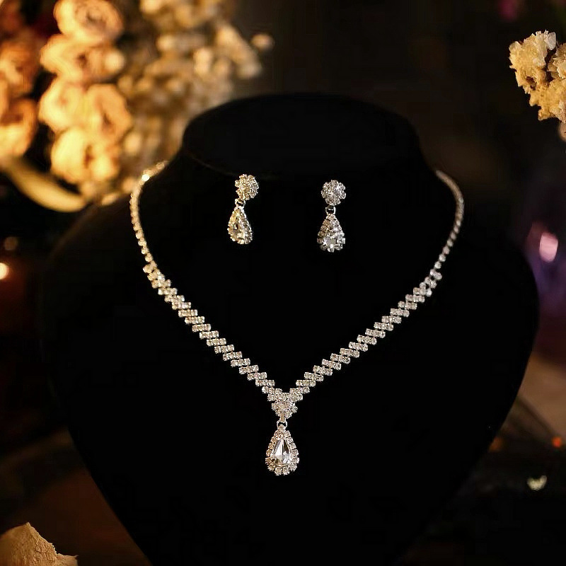 Exquisite Claw Chain Necklace Earring Set Two Piece Water Drop Neck Chain Clavicle Chain Banquet Accessories for Women
