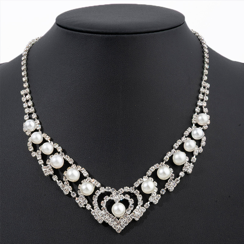 Manufacturer's source of cross-border exquisite rhinestones, pearls, V-shaped necklaces for banquets and dinners, high-end feeling, diamond inlaid elegant accessories