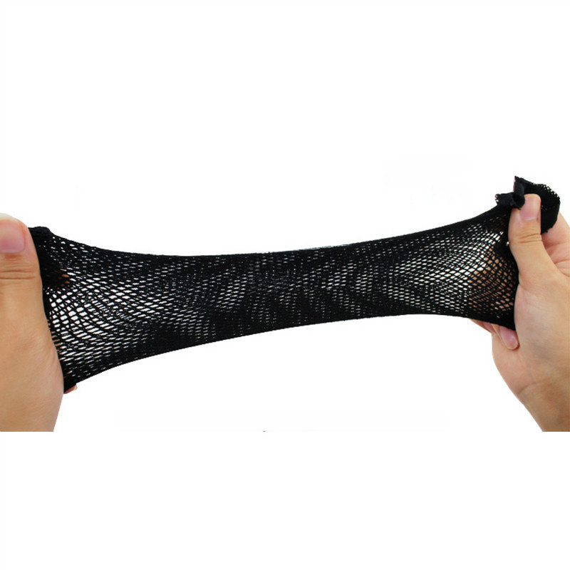 Wig and hair net for women, with black hair net at both ends for breathability. Wearing a wig and using small tools to care for accessories Wig and hair net for women, with black hair net at both ends for breathability. Wearing a wig and using small tools to care for accessories