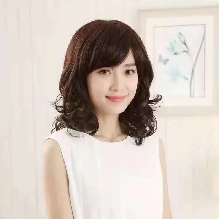Wig for women with long curly hair, slanted bangs, big waves, middle-aged and elderly mothers, covering white hair. Wig naturally looks youthful. Wig set Wig for women with long curly hair, slanted bangs, big waves, middle-aged and elderly mothers, covering white hair. Wig naturally looks youthful. Wig set
