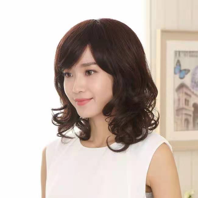 Wig for women with long curly hair, slanted bangs, big waves, middle-aged and elderly mothers, covering white hair. Wig naturally looks youthful. Wig set Wig for women with long curly hair, slanted bangs, big waves, middle-aged and elderly mothers, covering white hair. Wig naturally looks youthful. Wig set