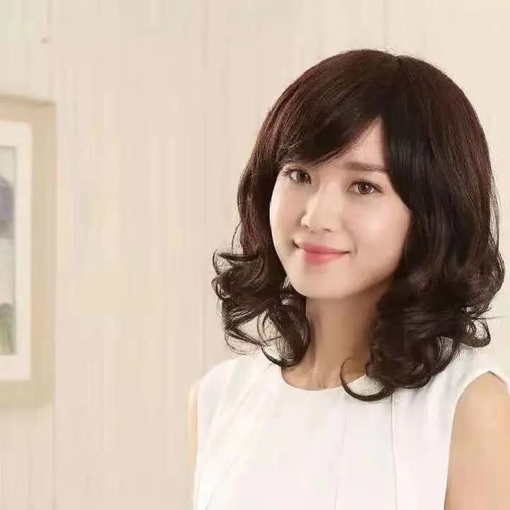 Wig for women with long curly hair, slanted bangs, big waves, middle-aged and elderly mothers, covering white hair. Wig naturally looks youthful. Wig set Wig for women with long curly hair, slanted bangs, big waves, middle-aged and elderly mothers, covering white hair. Wig naturally looks youthful. Wig set