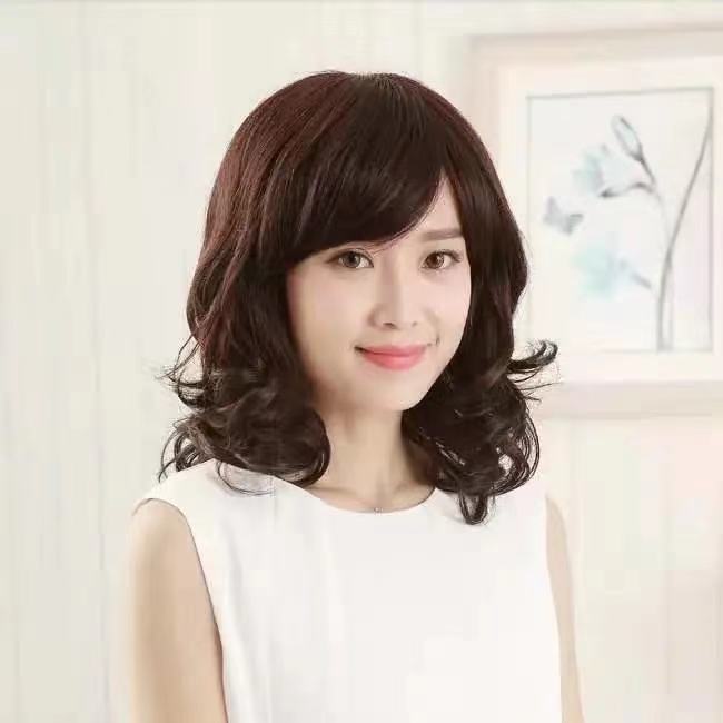 Wig for women with long curly hair, slanted bangs, big waves, middle-aged and elderly mothers, covering white hair. Wig naturally looks youthful. Wig set Wig for women with long curly hair, slanted bangs, big waves, middle-aged and elderly mothers, covering white hair. Wig naturally looks youthful. Wig set