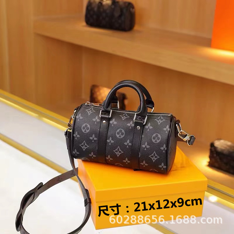 Direct cross-border M LV men's bag, women's bag, genuine leather mailman bag, chain bag, box bag, 3-in-1 black warrior pillow bag Direct cross-border M LV men's bag, women's bag, genuine leather mailman bag, chain bag, box bag, 3-in-1 black warrior pillow bag