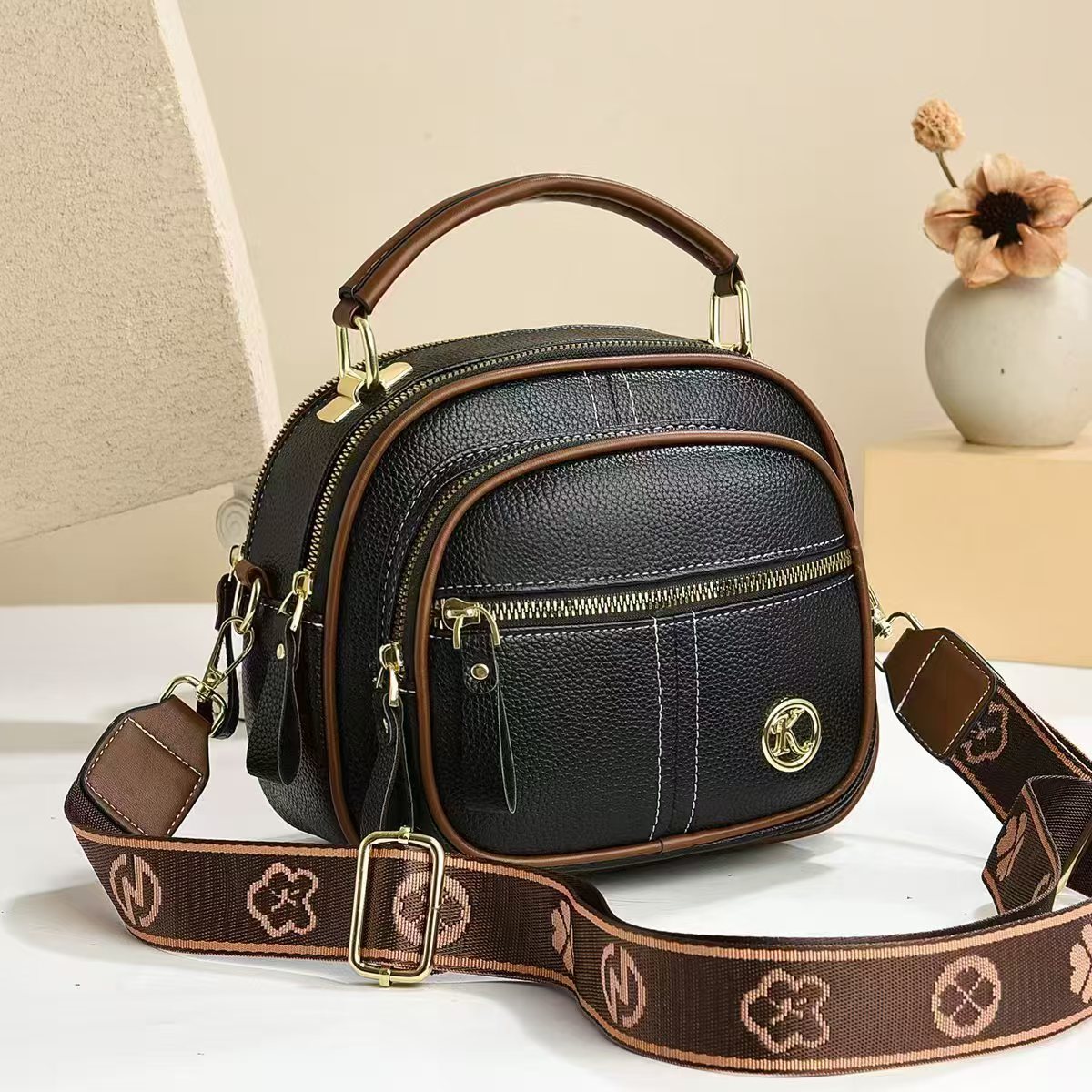 2025 New Bag Women's Versatile Crossbody Bag Women's Shoulder Bag Handheld Small Square Bag Explosive Wholesale Women's Bag