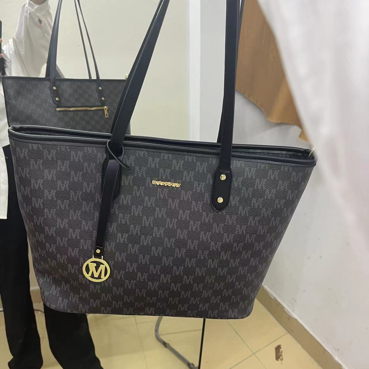 2025 new French cherry blossom tote bag for women commuting niche ins handbag large capacity shoulder bag 2025 new French cherry blossom tote bag for women commuting niche ins handbag large capacity shoulder bag