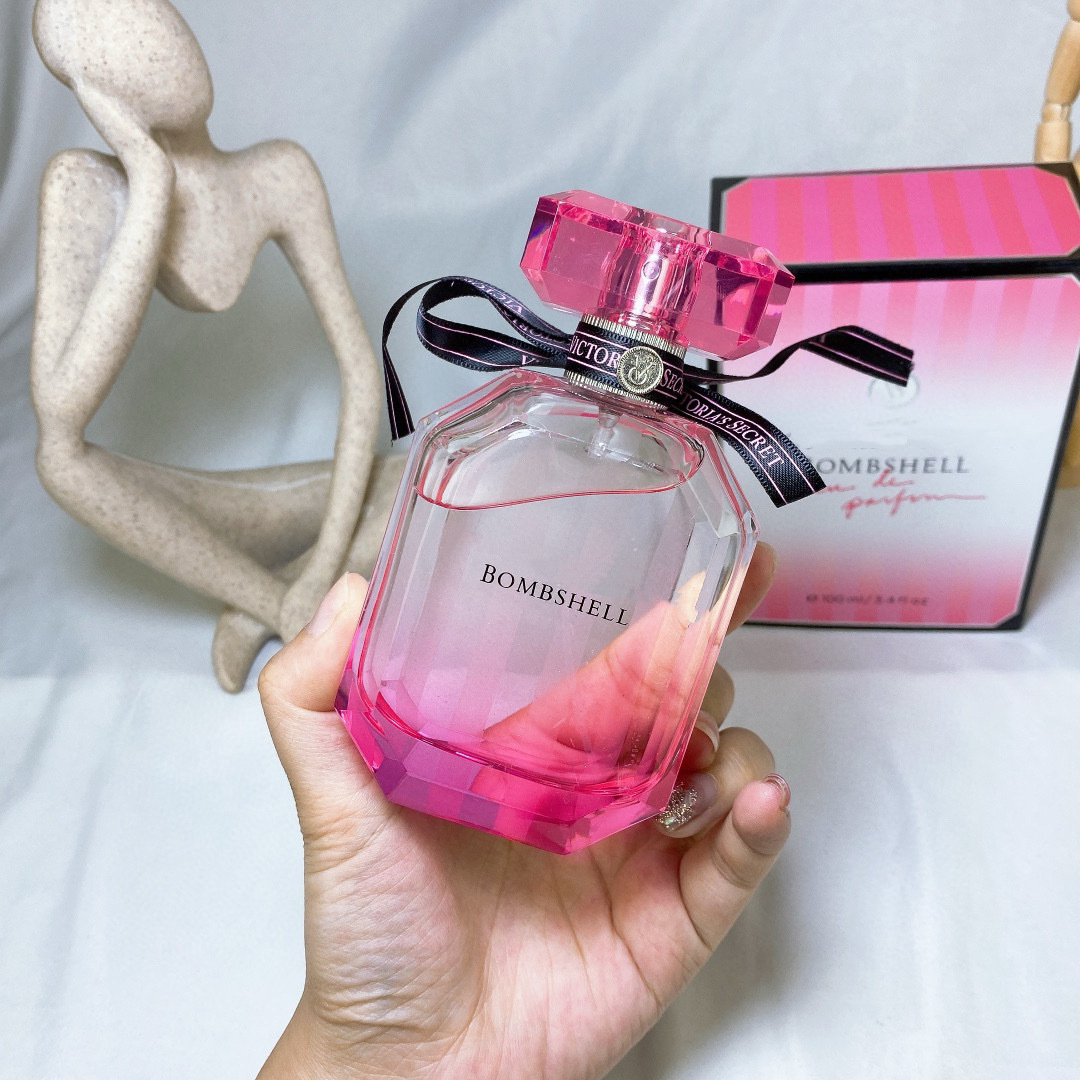 Perfume Victoria's Secret perfume Victoria Sexy Girl Sexy Bomb perfume 100ml Perfume Victoria's Secret perfume Victoria Sexy Girl Sexy Bomb perfume 100ml