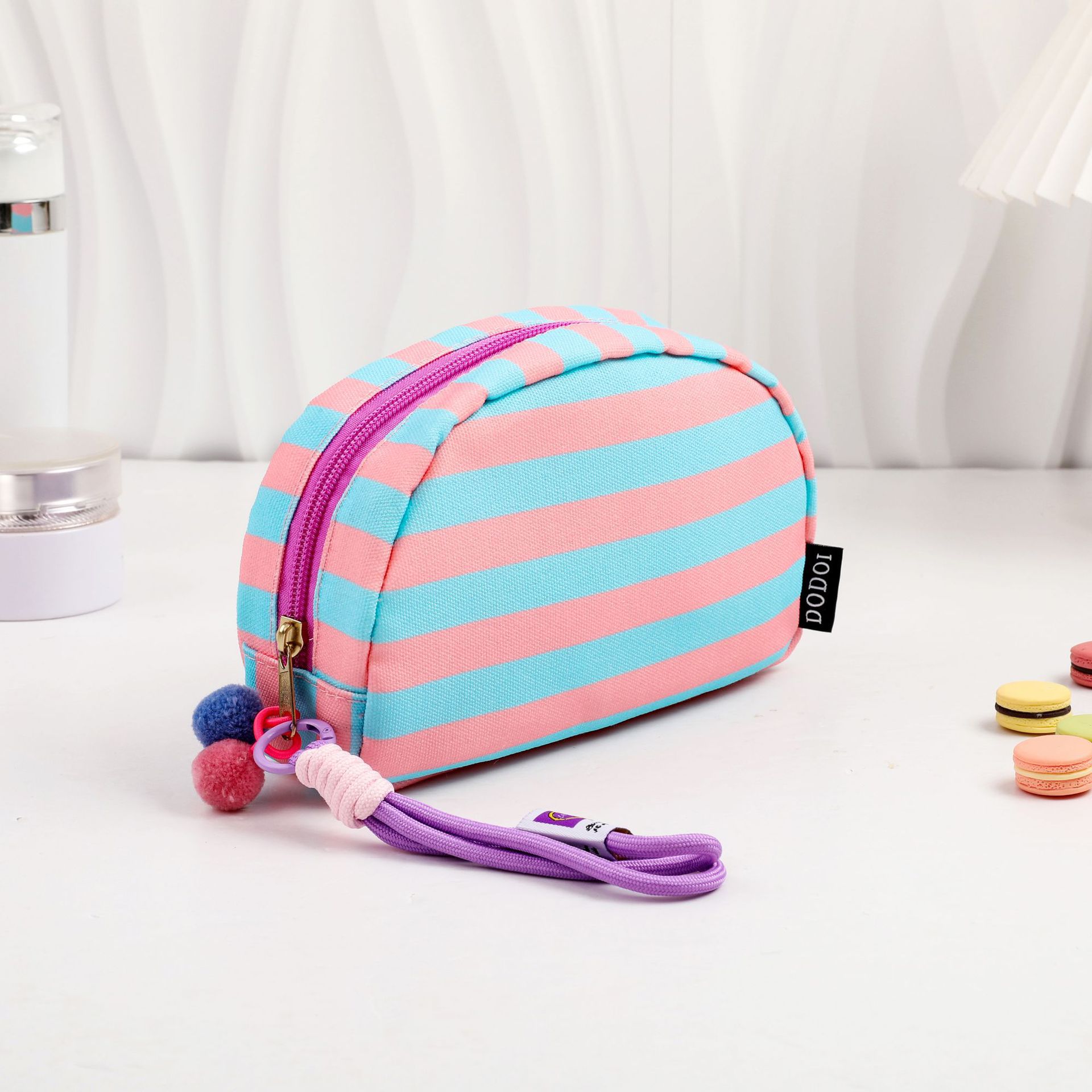 New striped shell makeup bag, portable toiletry storage bag, small toiletry bag, travel large capacity bag for going out New striped shell makeup bag, portable toiletry storage bag, small toiletry bag, travel large capacity bag for going out