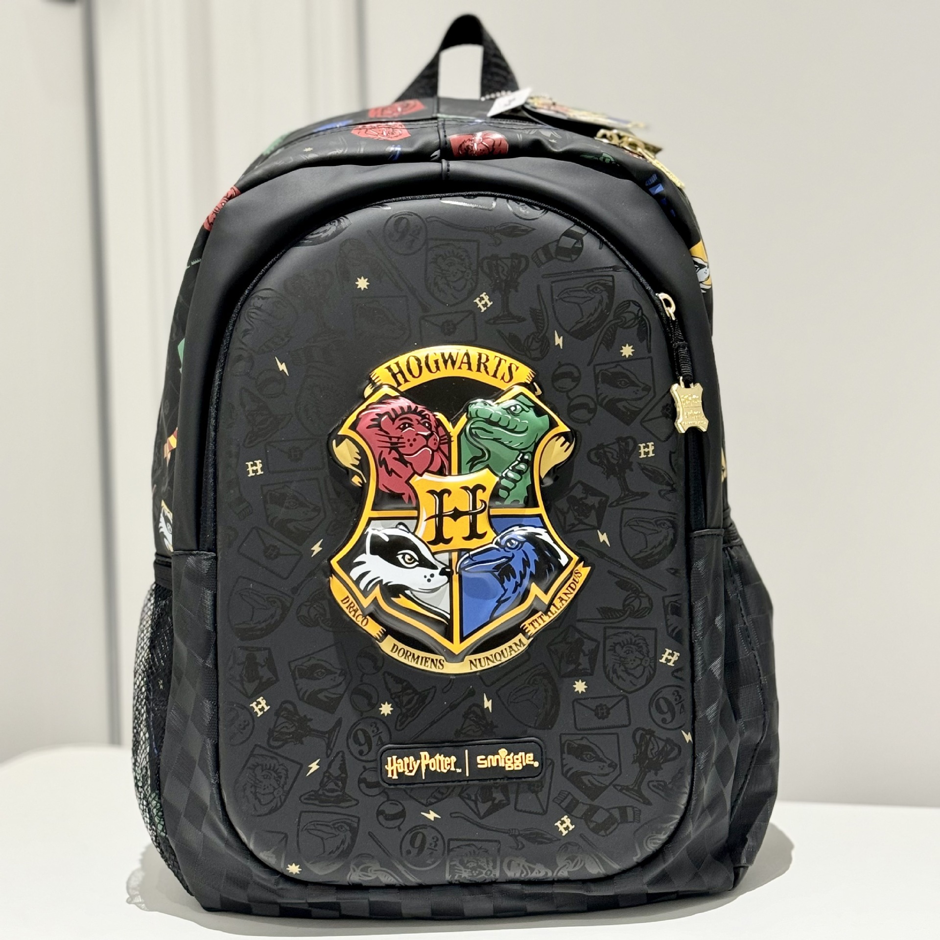 Australian Smiggle backpack for elementary school students, boys and girls, large capacity, lightweight backpack for both shoulders Australian Smiggle backpack for elementary school students, boys and girls, large capacity, lightweight backpack for both shoulders