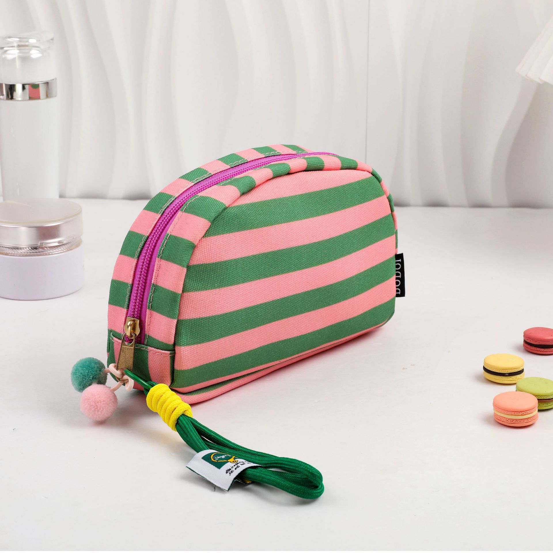 New striped shell makeup bag, portable toiletry storage bag, small toiletry bag, travel large capacity bag for going out New striped shell makeup bag, portable toiletry storage bag, small toiletry bag, travel large capacity bag for going out
