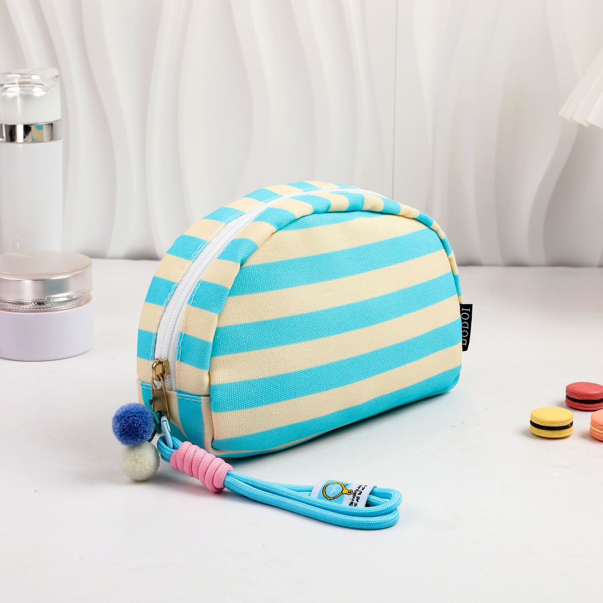 New striped shell makeup bag, portable toiletry storage bag, small toiletry bag, travel large capacity bag for going out New striped shell makeup bag, portable toiletry storage bag, small toiletry bag, travel large capacity bag for going out