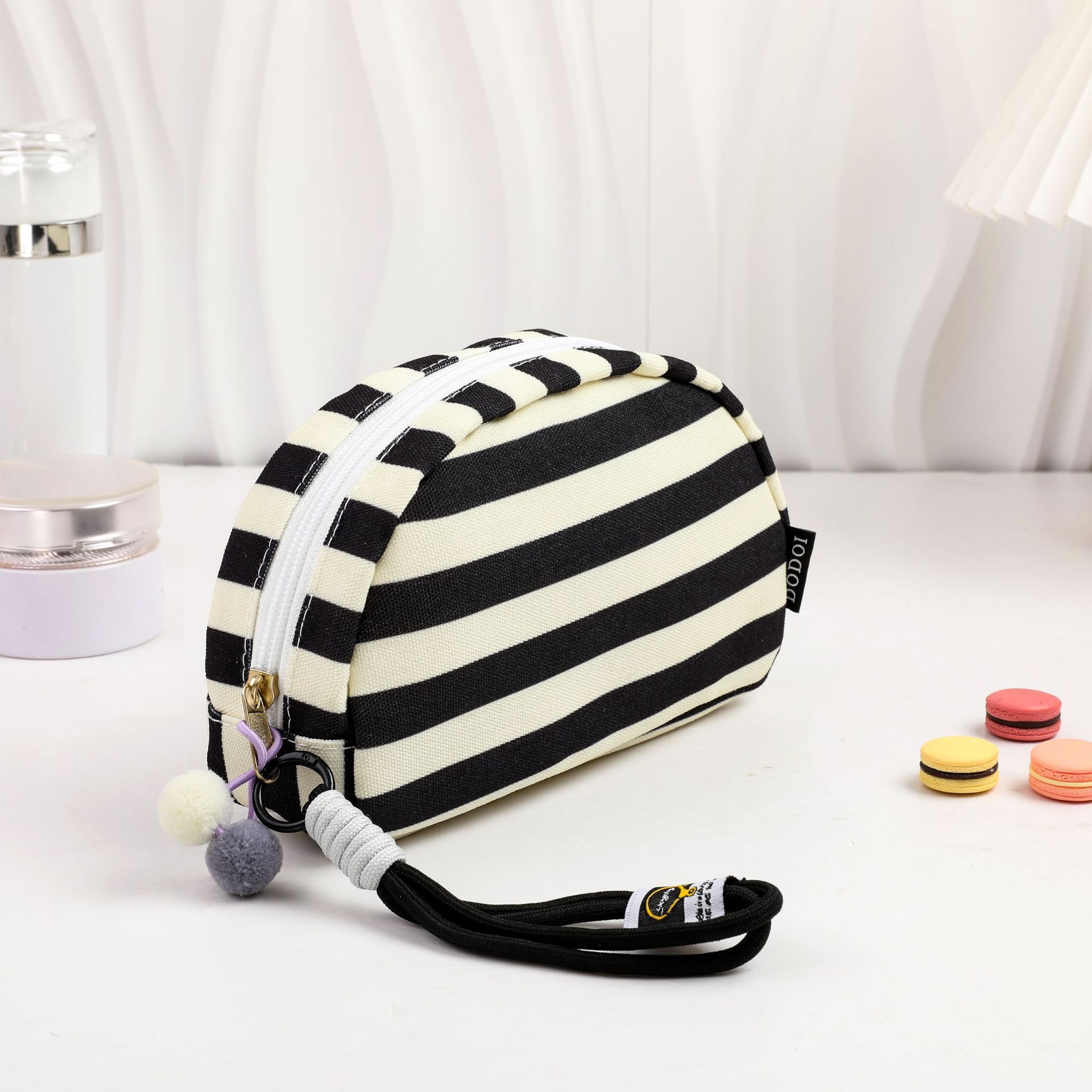 New striped shell makeup bag, portable toiletry storage bag, small toiletry bag, travel large capacity bag for going out New striped shell makeup bag, portable toiletry storage bag, small toiletry bag, travel large capacity bag for going out