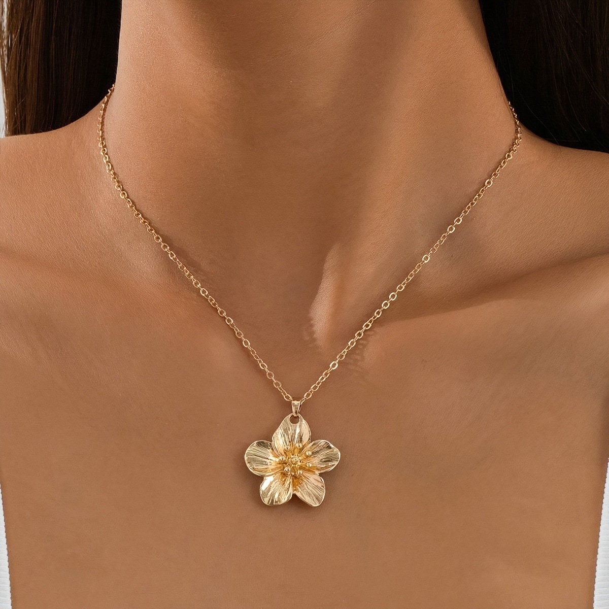 Cross border metal pleated flower pendant necklace from Europe and America, vintage, high-end, fashionable and elegant, petal collarbone chain necklace accessory