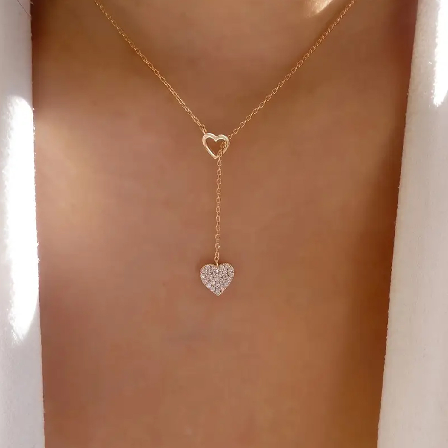 Cross border hot selling heart-shaped rhinestone pendant necklace for women's light luxury, heart-shaped hollow collarbone chain, fashionable and trendy accessories in Europe and America