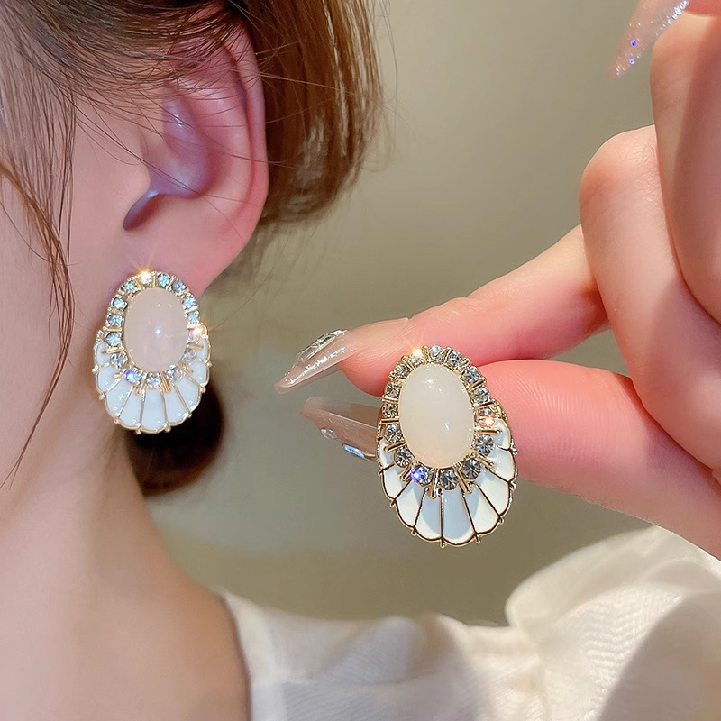 Cross border jewelry, light luxury retro shell earrings for women, niche high-end feeling, diamond studded earrings for women, versatile earrings accessories