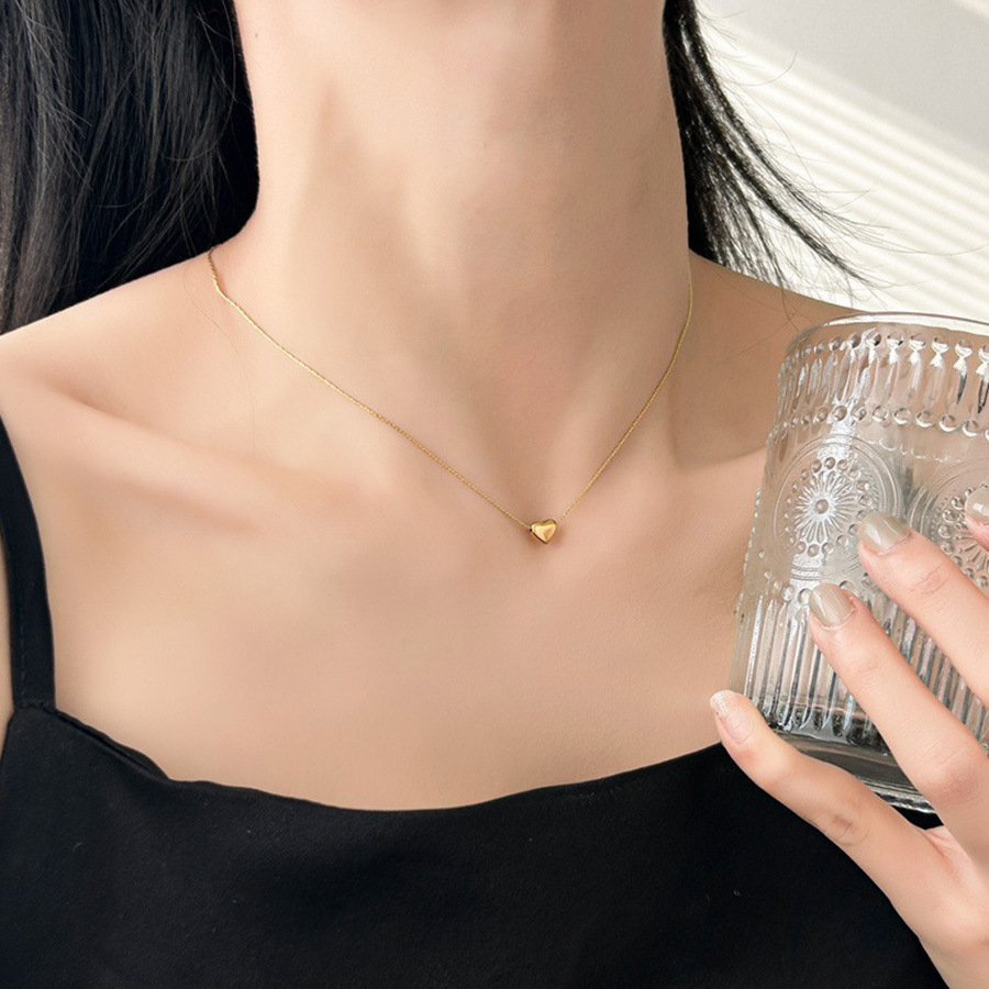 Small gold heart-shaped pendant necklace, women's light luxury collarbone chain, fashionable and versatile, high-end feeling, Ins wind zinc alloy factory