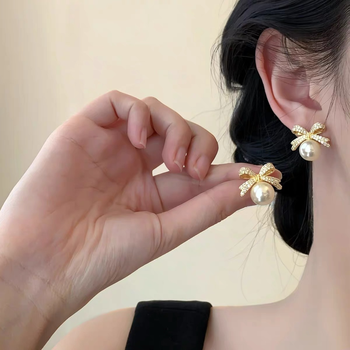 High end butterfly pearl earrings for women in 2025, popular new style, niche design, light luxury earrings, versatile temperament High end butterfly pearl earrings for women in 2025, popular new style, niche design, light luxury earrings, versatile temperament