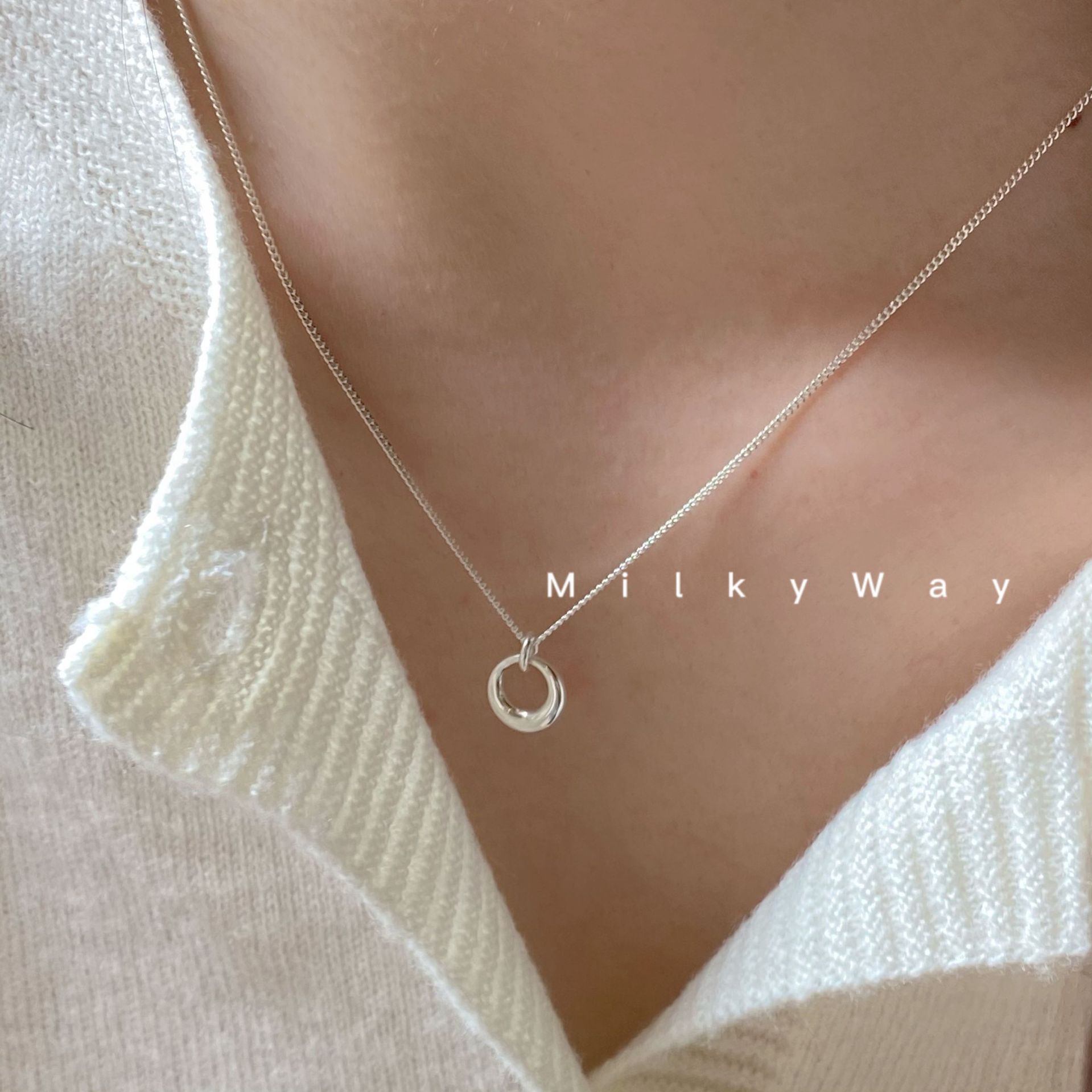 Geometric circle necklace for women, simple collarbone chain, light luxury, niche design, 2023 new hollowed out necklace