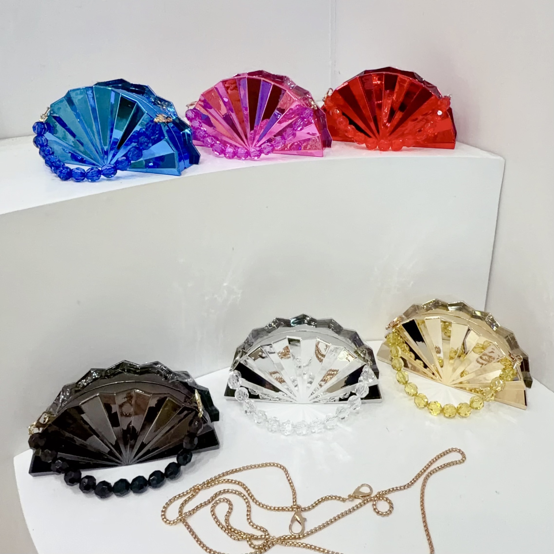 Cross border new dinner bag, ladies' fan-shaped mini solid color shiny pearl chain handbag, high-end fashion evening bag