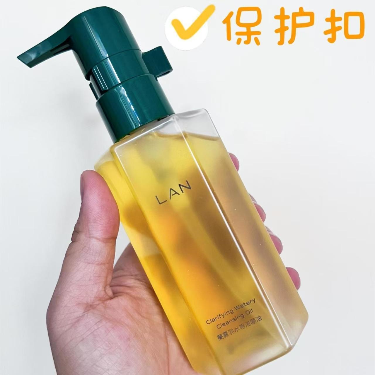 LAN Lan Makeup Remover Oil, with a sticky and misty texture, feels like water on a misty island, and is sensitive to plants. It deeply cleanses and gently removes makeup for sensitive skin LAN Lan Makeup Remover Oil, with a sticky and misty texture, feels like water on a misty island, and is sensitive to plants. It deeply cleanses and gently removes makeup for sensitive skin