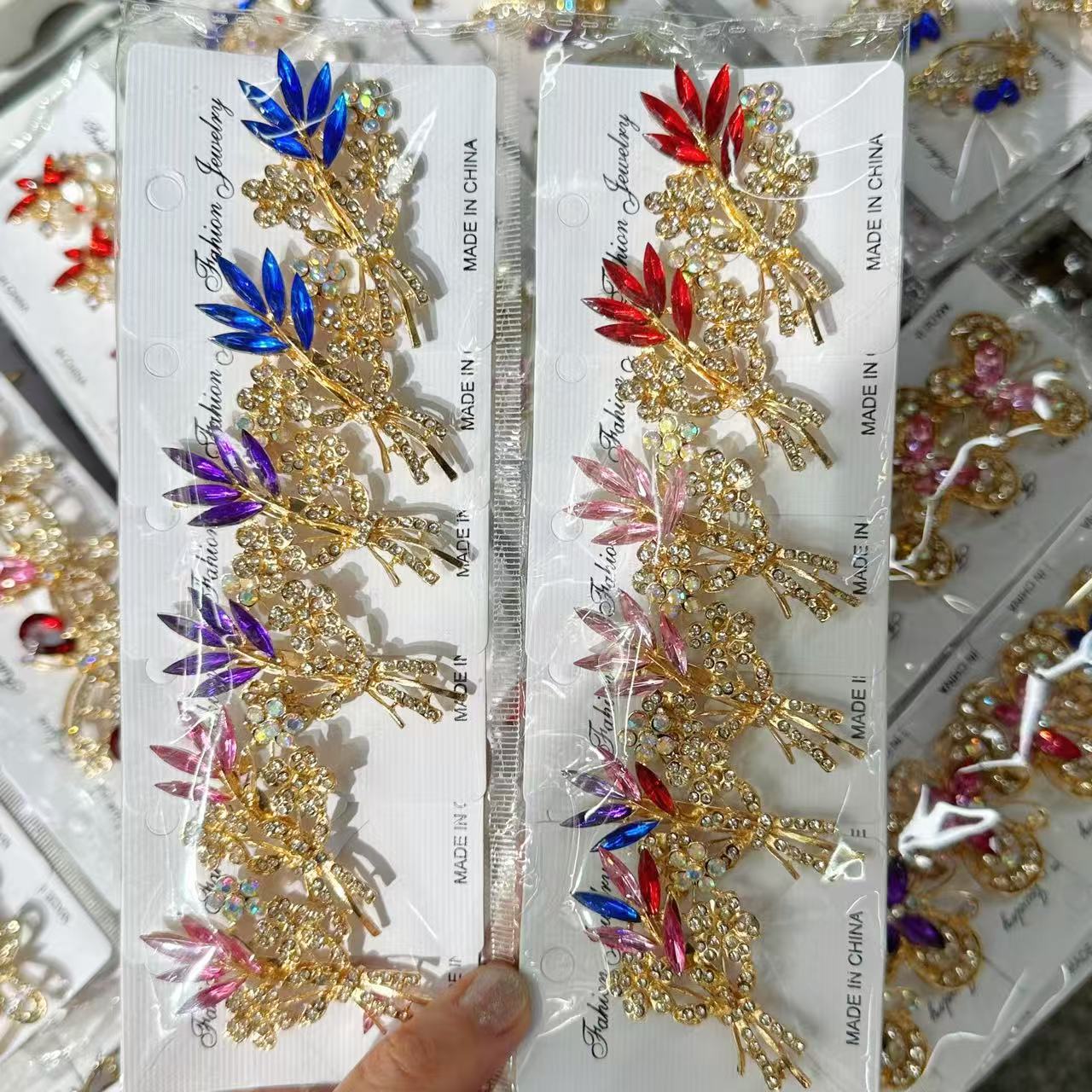 New alloy gold brooch cross-border hot item with sparkling diamond studded chest flower, headscarf flower, anti slip pin, two yuan store