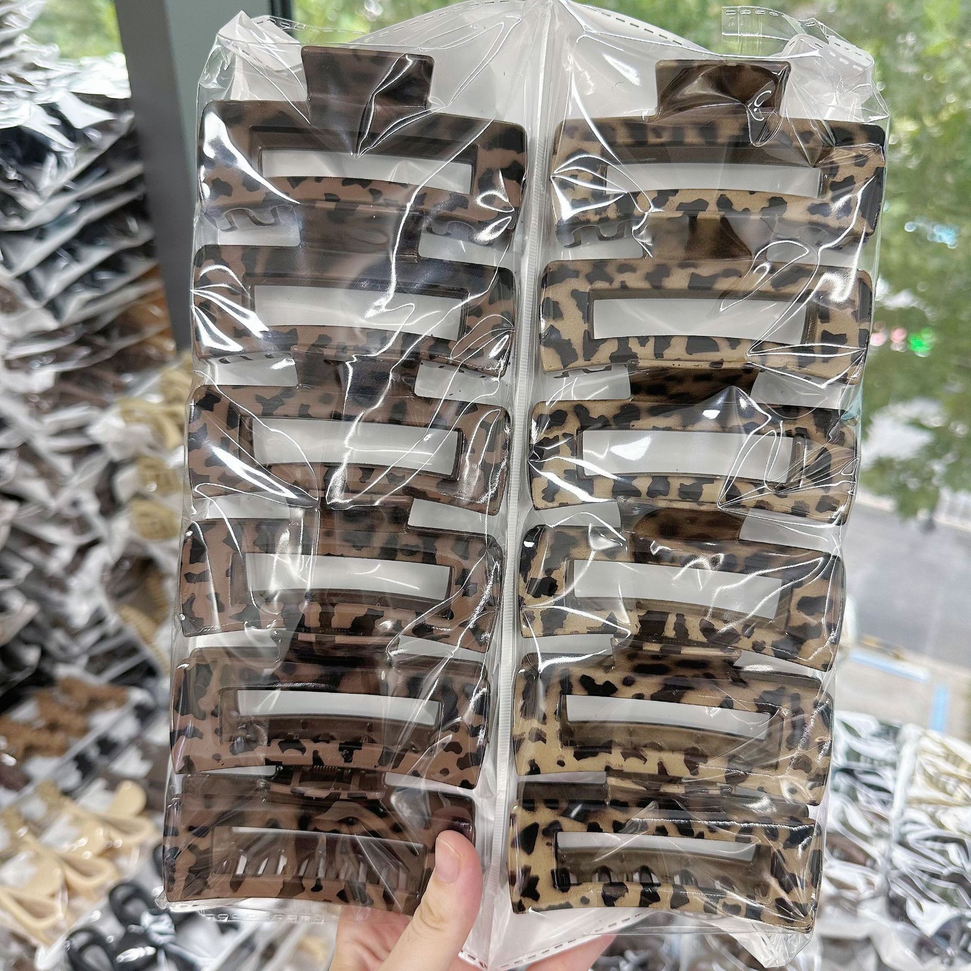 New European and American shark clip hair clip for women with a high-end feel. Head accessories wholesale: large leopard print hair clip with a back of the head hair clip