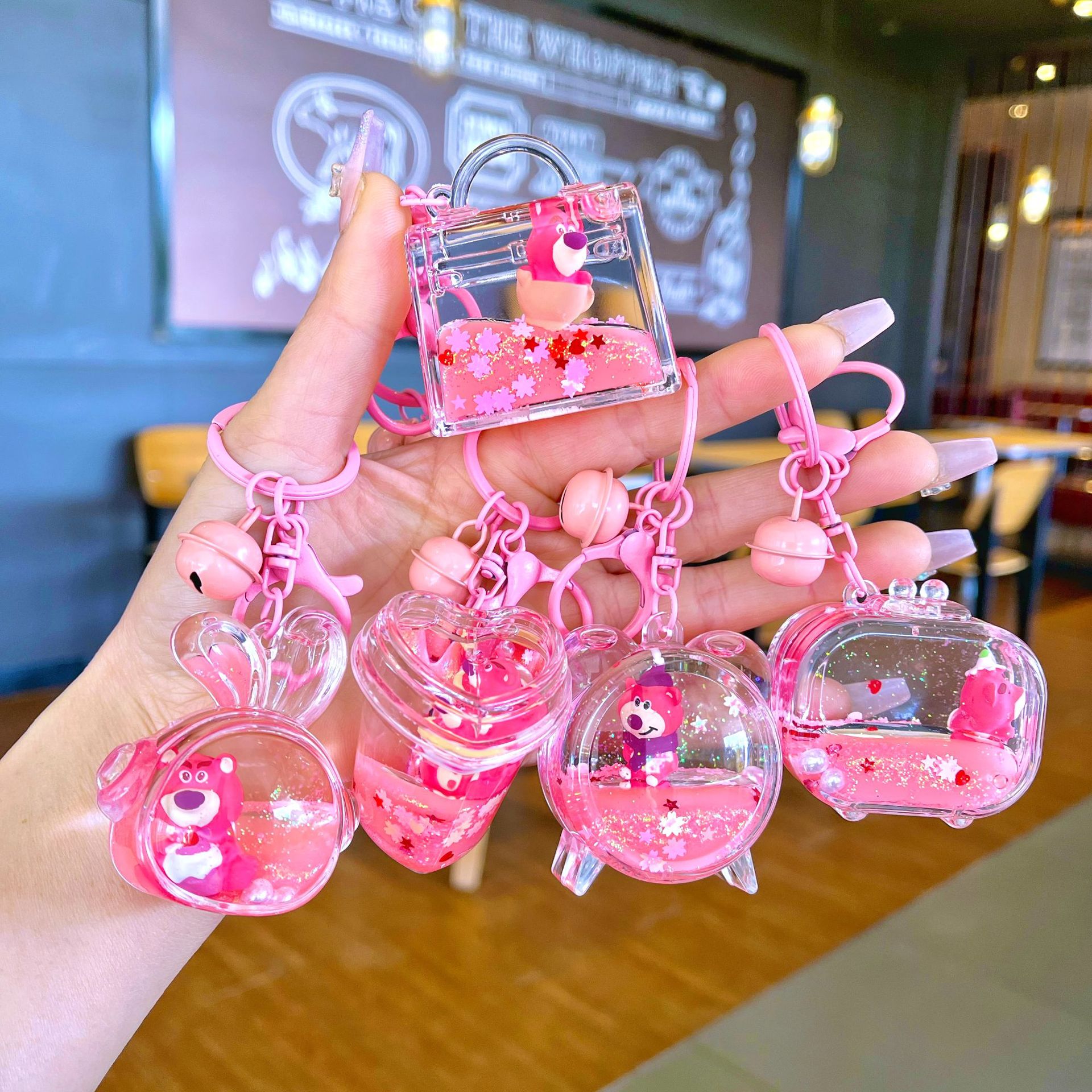 【 Keychain Wholesale 】 Oil filled Pink Strawberry Bear Flowing Sand Pendant Colorful Flowing Sand Bottle Couple Hanging Decoration