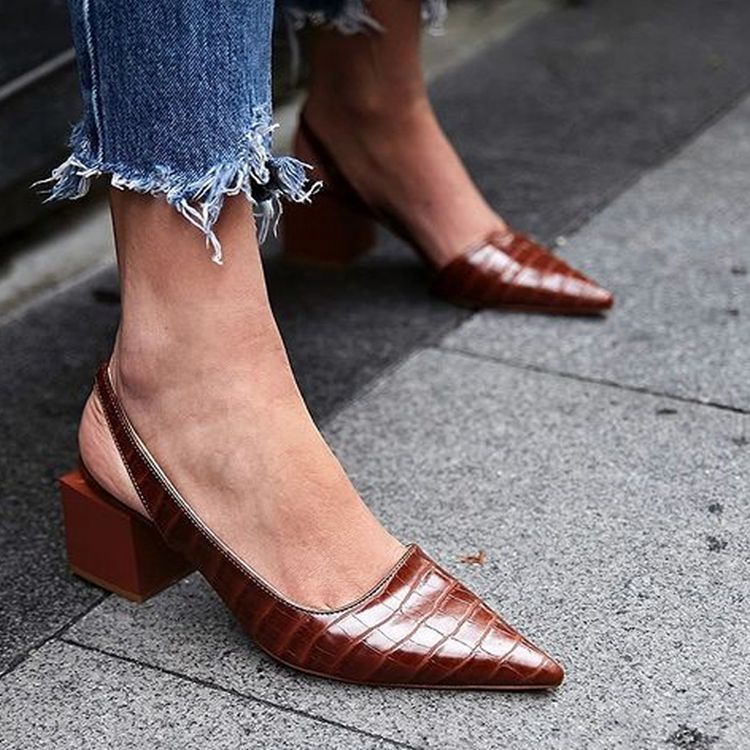 Foreign Trade 2026 New Summer Retro Large Pointed Commuting Sexy Middle Heel Baotou Sandals Women's Grid Pattern Thick Heel Batch