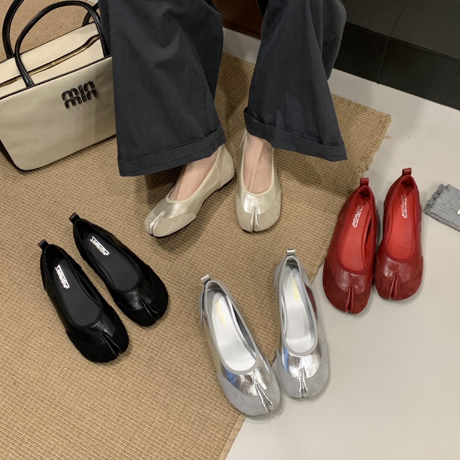 Single shoe women's summer silver 2025 new French casual soft sole split toe, one foot super soft flat grandma shoes