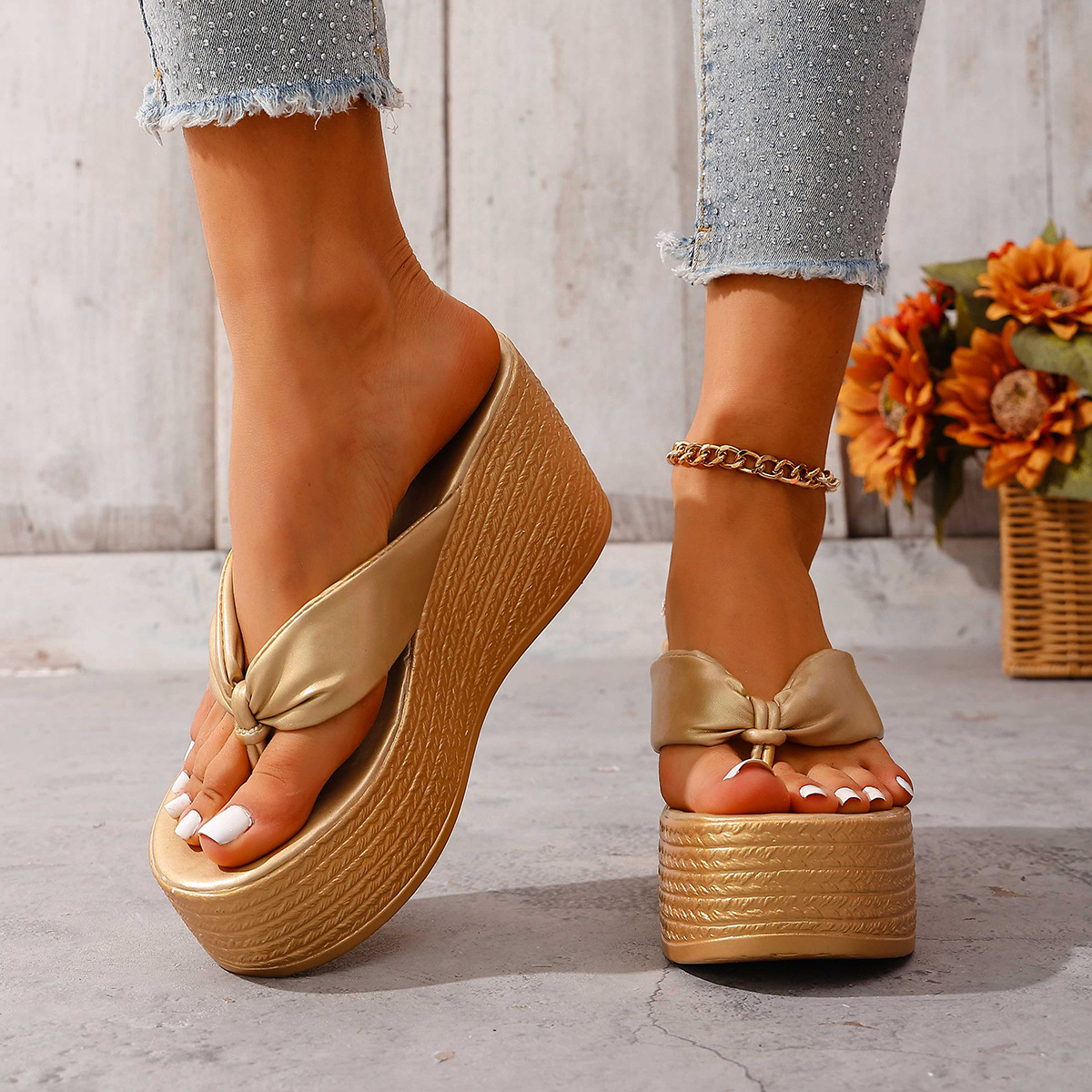 Cross border casual herringbone slope heel slippers, 2025 European and American new fashionable and versatile one-piece high-heeled thick soled slippers for women