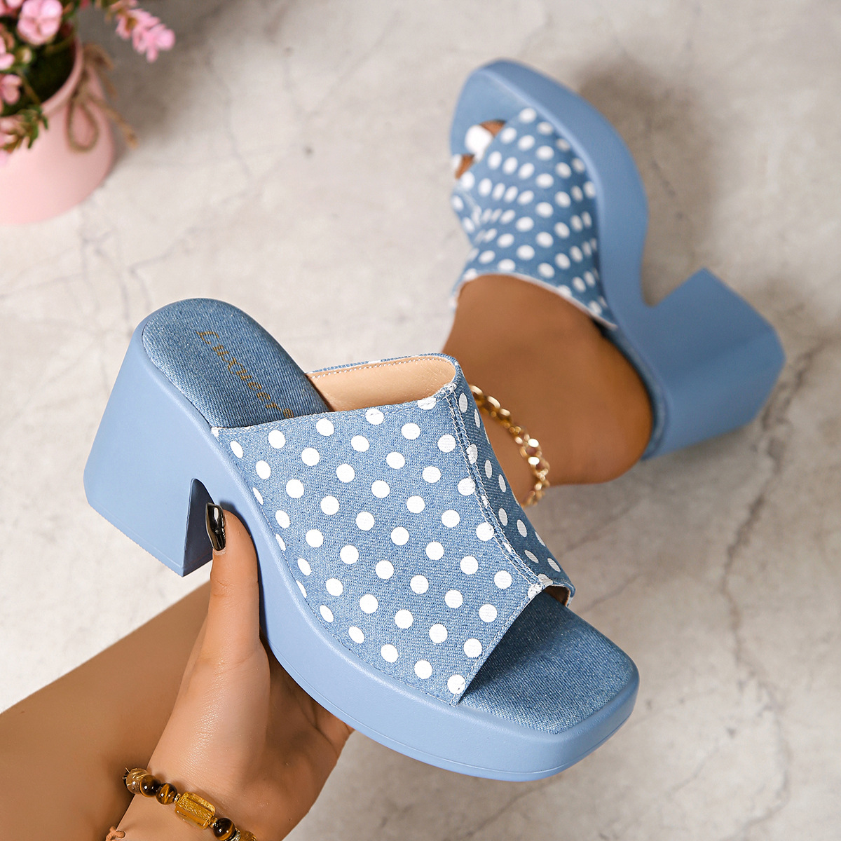 Summer outdoor wear, anti slip, odor proof, silent, trendy, popular, super hot beach soft soled thick soled slippers