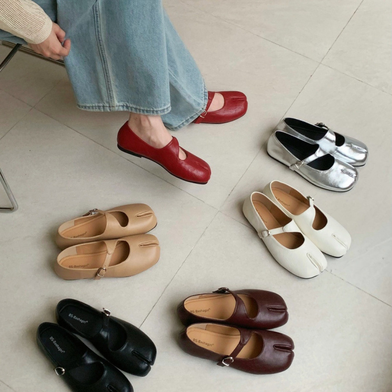 French style split toe flat bottomed shallow mouth single shoe for women 2026 new spring/summer outfit skirt soft soled Mary Jane shoes
