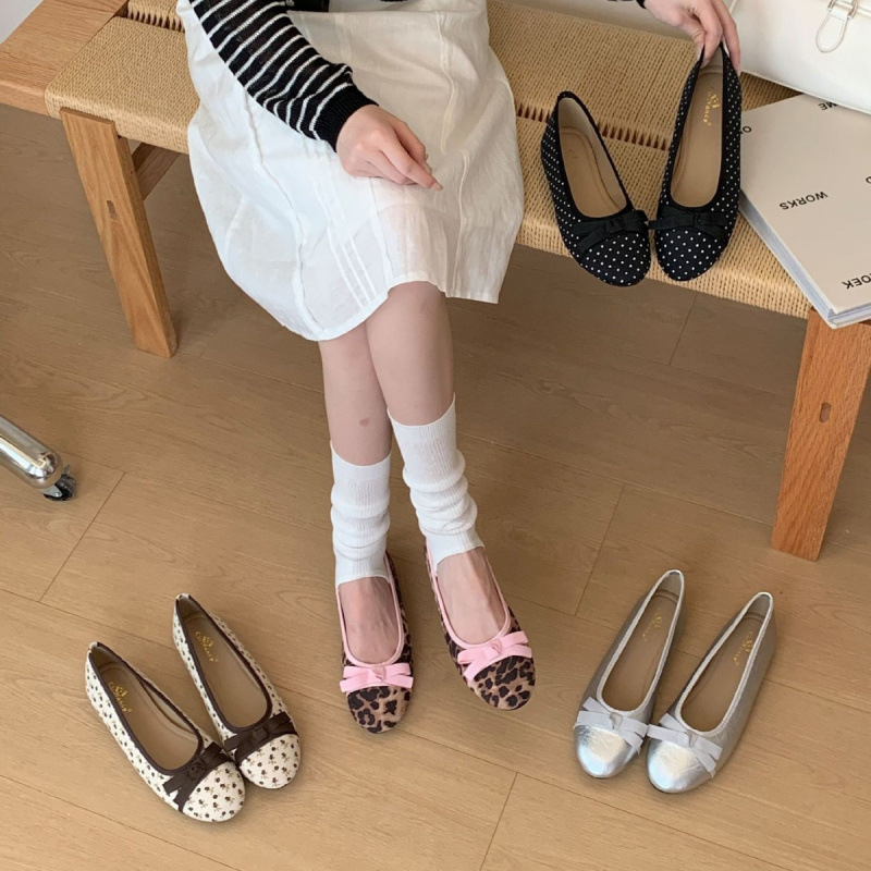 Flat bottomed shallow mouth single shoe for women, 2026 new spring shoes, round headed butterfly knot women's shoes, bean shoes, one foot kick scoop shoes
